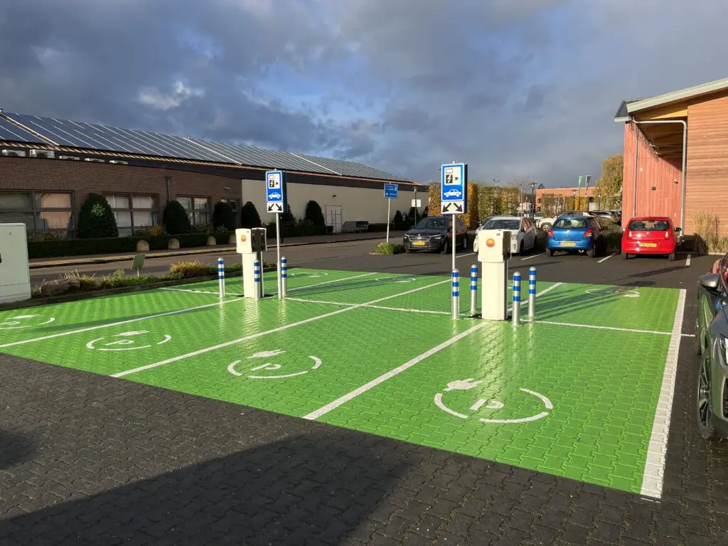 parkeerplaatsen voor elektrisch laden bij Leurs tuincentrum