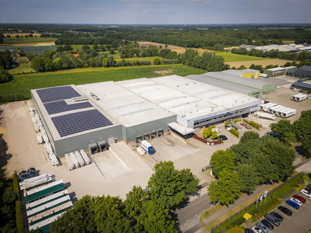 Zonnepanelen op dak bij Cuppen Logistics