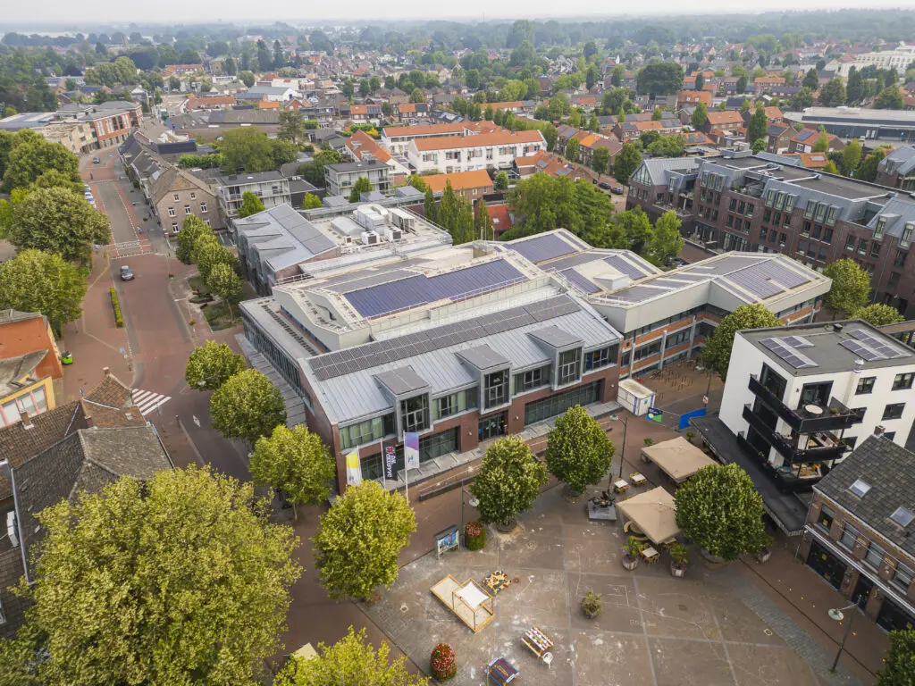 Gemeentehuis van Horst met zonnepanelen gezien vanaf het plein
