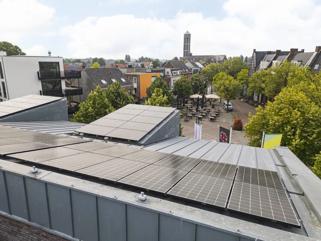 Zonnepanelen op het dak van de gemeente Horst met uitzicht op het Wilhelminaplein