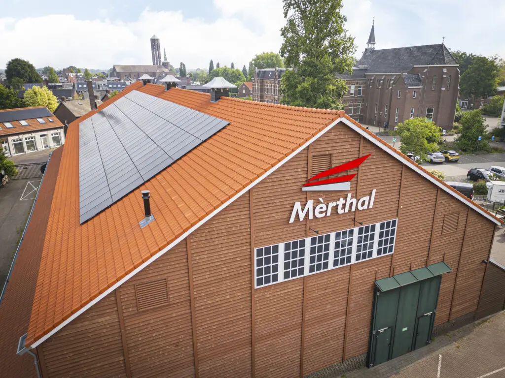 Voorzijde van de Merthal in Horst met zonnepanelen op het dak
