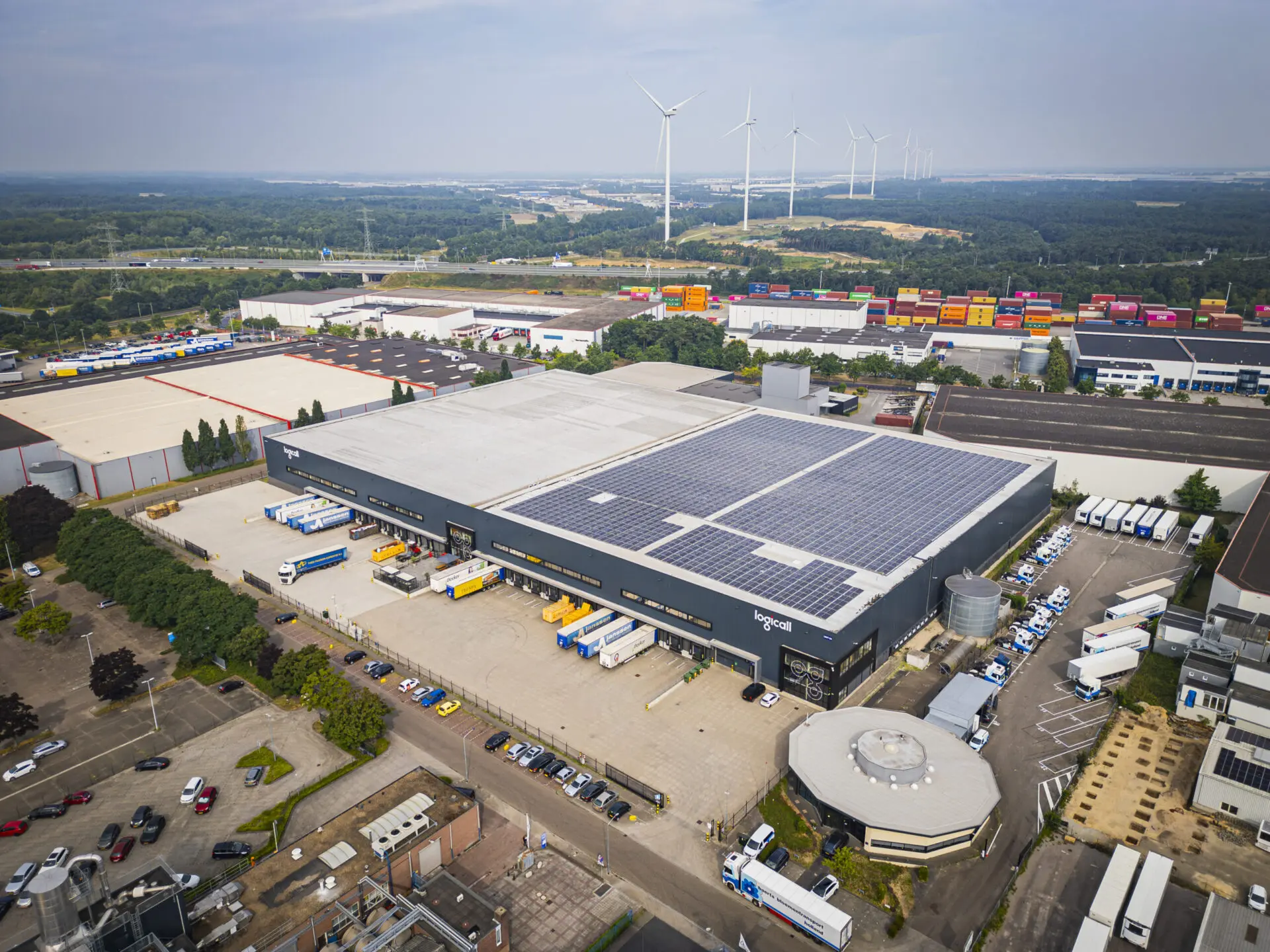 zonnepanelen op de dak bij transportbedrijf Logicall