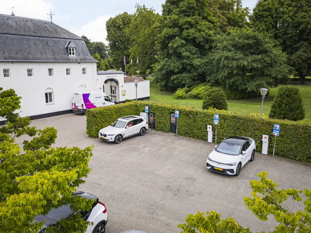 Parkeerplaats van Buitenplaats Vaeshartelt met hierop de laadpalen van CMS