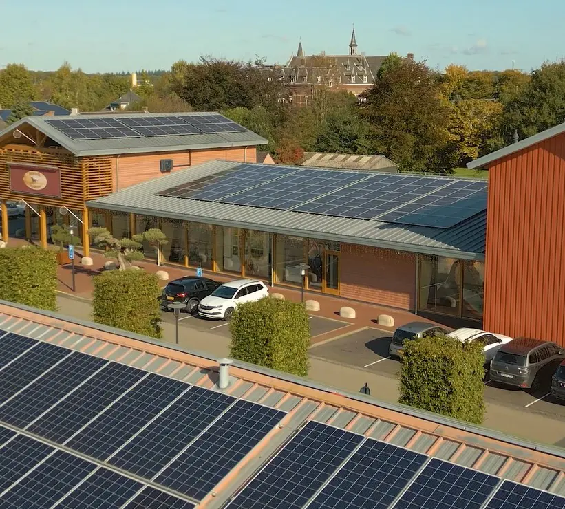 Zijkant van pand Leurs Equidrome met zonnepanelen op de het dak