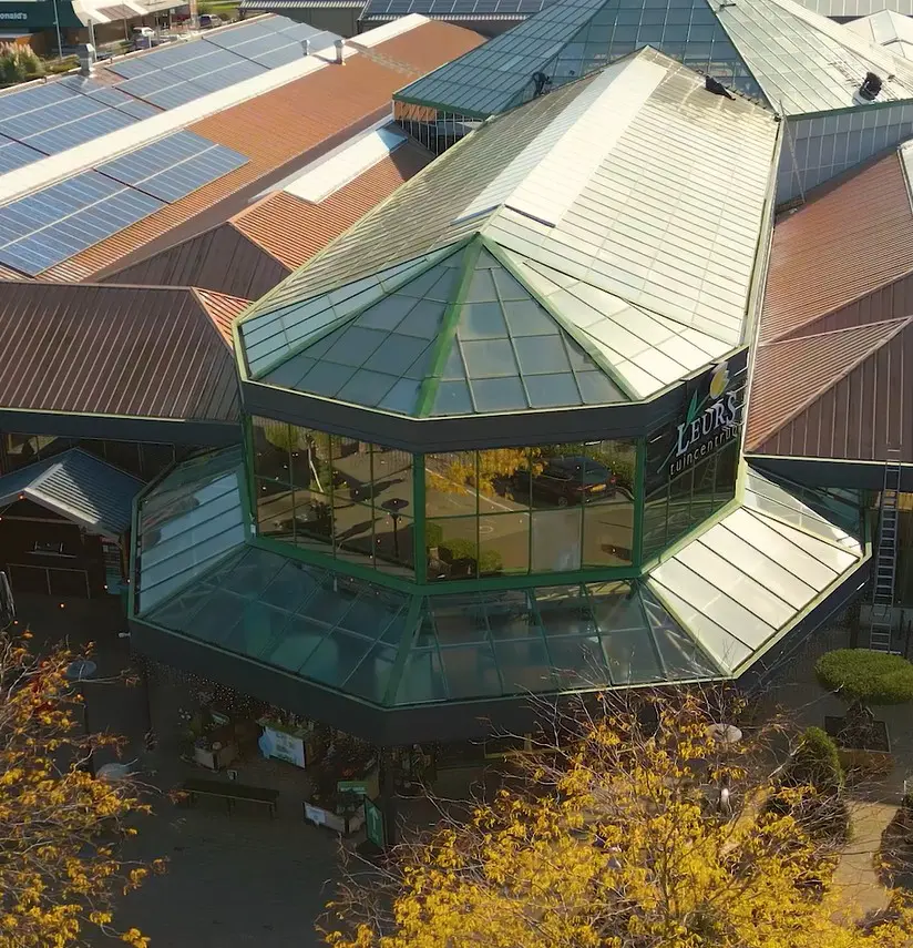 Voorzijde van Tuincentrum Leurs in Venlo met op de achtergrond zonnepanelen