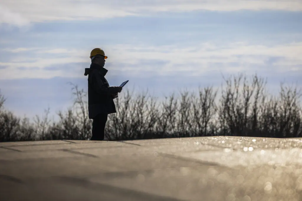 medewerker CMS op het dak met zonnepanelen