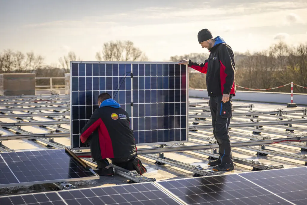 zonnepanelen leggen op het dak bij Cuppen