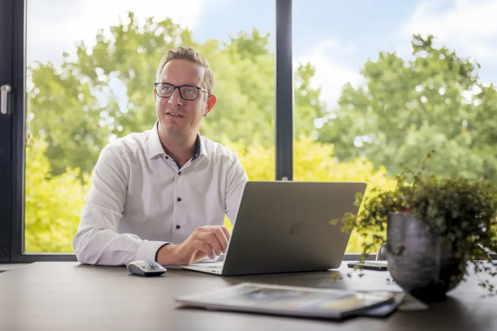 Adviseur van CMS achter zijn laptop