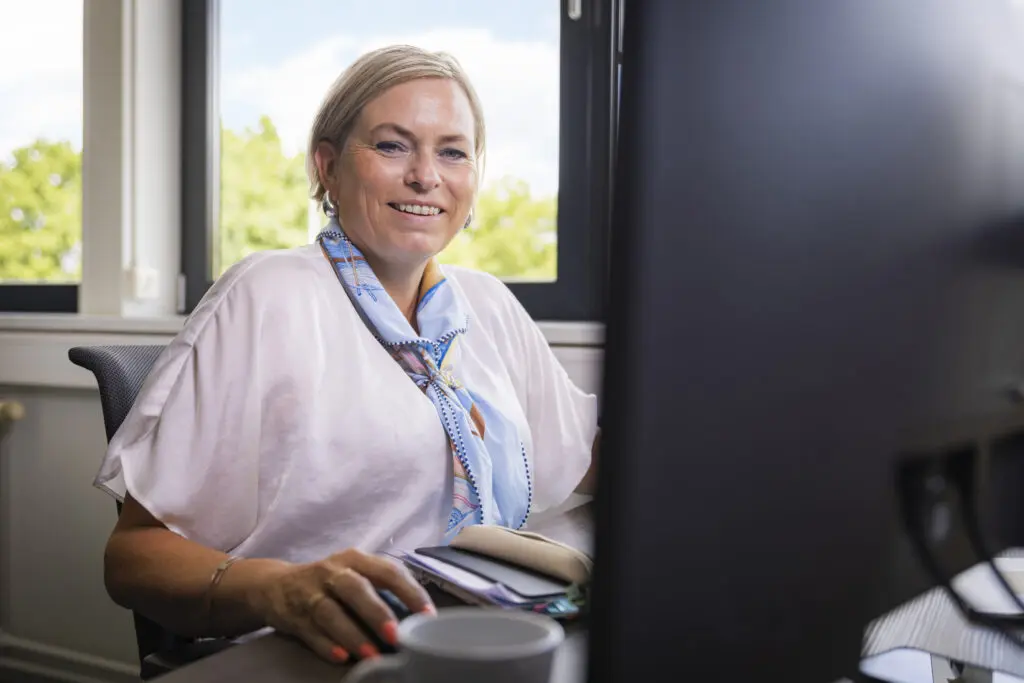 medewerker CMS adviseert over subsidies