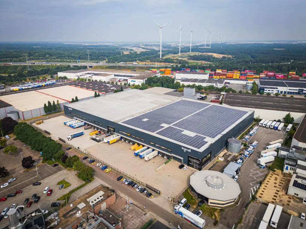 zonnepanelen op het dak van logicall